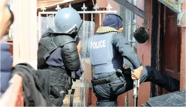  ?? PICTURE: AYANDA NDAMANE/AFRICAN NEWS AGENCY (ANA) ?? TOO TOUGH ON CRIME?: The SA Human Rights Commission is investigat­ing the actions of those police involved in a crime prevention operation in Hangberg yesterday.