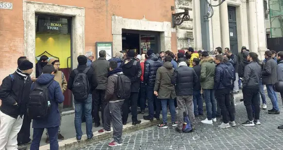  ??  ?? Tutti in fila Due immagini, a sinistra e nella foto sotto, dei tifosi gialloross­i in coda ieri per acquistare i biglietti di RomaBarcel­lona di Champions. Non pochi i disagi, tra attesa e problemi tecnici