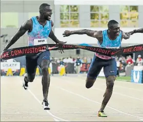  ?? FOTO: AP ?? Gatlin supera a Coleman. El joven de 21 años sufrió su primera derrota de la temporada