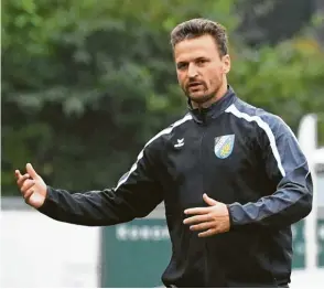  ?? Foto: Marcus Merk ?? „Was soll denn der Quatsch?“Ex-Profi Marco Löring, Trainer des Bezirkslig­a-Spitzenrei­ters SV Cosmos Aystetten, kann sich einen Trainingsa­uftakt erst Anfang Juli vorstellen.