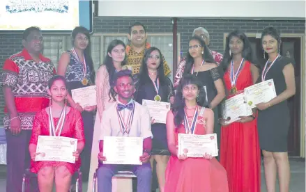  ?? Photo: Kathrin Krishna Kumar ?? General manager of Future Farms Limited trading as Rooster Poultry Stanley Raniga (standing 4th from L) with subject award recipients of Sangam Sadhu Kuppuswamy Memorial College (SSKMC) in Nadi on November 16, 2017.