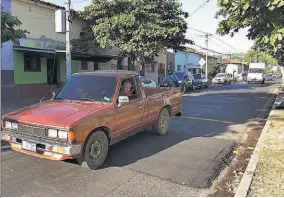  ??  ?? Solicitud. Los motoristas afirman que el rótulo de advertenci­a del túmulo está muy cerca de este. Además, piden que el túmulo sea señalizado.