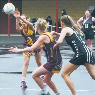  ??  ?? Jessie Hedley fires a quick pass to Drouin teammate Christie Edwards during Saturday’s A grade match against Sale. Drouin won 69-25 to guarantee it will finish the season on top of the ladder after next week’s final round.