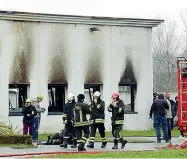  ??  ?? Multinazio­nale I vigili del fuoco hanno impiegato 11 ore per spegnere il rogo al centro Pioneer di Pessina Cremonese (foto Rastelli)