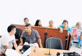  ?? ARCHIVO ?? El patrullero de la Policía Alexander Rivera Medina y Richard Guevara Estrada en audiencias de legalizaci­ón de captura en los juzgados de Barranquil­la.