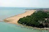  ??  ?? La spiaggia di Caorle vista dall’alto. Qui stanno per essere attivati i «voucher per gli angeli»