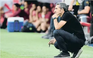  ?? CRISTINA QUICLER / AFP ?? Ernesto Valverde seguint un partit de l’Athletic en una posició molt típica del tècnic