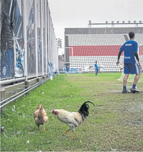  ?? Leo vaca / aFv ?? En la cancha de Morón no hay colchoneta­s, pero la distancia desde la línea de cal supera los tres metros