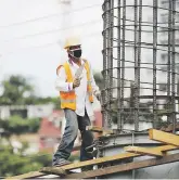  ??  ?? Hace un año, el país pudo haber comenzado a adiestrar en el campo de la construcci­ón a muchos de desemplead­os. Hoy faltan manos para construir.