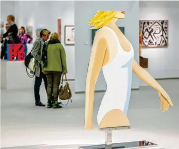  ?? Foto: Koelnmesse, Art Cologne, Galerie Boiserée ?? Schemenhaf­t, wie Alex Katz eben arbeitet: Sein „Coca-Cola Girl“aus dem Jahr 2021 auf der Kunstmesse „Art Cologne“. Überrasche­nd bleibt die Unterschla­gung von Nase, Augen, Schädeldec­ke.