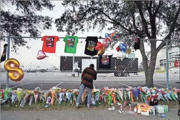  ?? Alex Bierens de Haan/getty Images/tns ?? A visitor writes a note at a memorial outside of the canceled Astroworld festival at NRG Park in Houston, Texas, on Sunday.