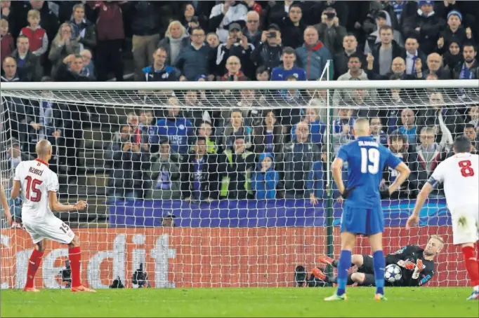  ??  ?? ERROR CLAVE. Nzonzi tomó la responsabi­lidad de ejecutar el penalti que hubiera forzado la prórroga pero Schmeichel adivinó su intención y detuvo la pena máxima.