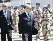  ?? (Photo AFP) ?? Bernard Cazeneuve, accompagné de son ministre de la Défense, Jean-Yves Le Drian, à N’Djamena hier.