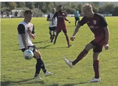  ?? RP-FOTO: NIPKO ?? Der Germane Alex Bechthold (r.) scheitert mit diesem Schuss. Gegen Roland Millich gelingt seinem Team beim 0:4 kein eigener Treffer.