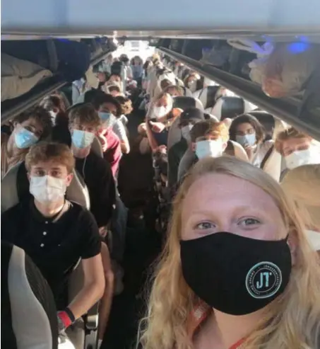  ?? FOTO RR ?? Toen Louise deze selfie in de ‘Covid-bus’ deelde via Instagram, kreeg ze meteen een stroom aan negatieve berichten.