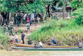  ?? AFP ?? Venezolano­s huyen en botes por el río Arauca desde Apure/