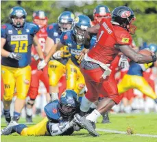  ?? ARCHIVFOTO: FLORIAN ACHBERGER ?? Die Biberach Beavers (blaue Trikots, hier in der Saison 2019) haben Einspruch gegen den Zwangsabst­ieg-bescheid des American Football Verbands Deutschlan­d eingelegt.