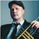  ?? FOTO: JOHN GRÖNVALL ?? ■
Trumpetist­en Mikko ”Gunu” Karjalaine­n i karakteris­tisk platt keps är en bekant syn på det finländska jazzfältet, men hans Fellowship Quintet skivdebute­rar först nu.