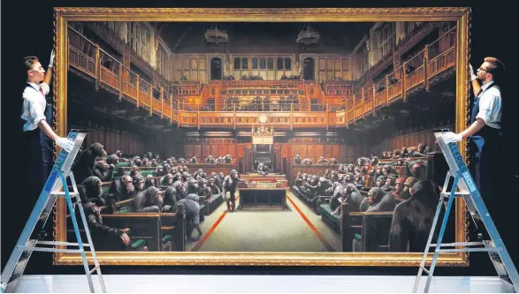  ??  ?? Eines der bekanntest­en Werke von Banksy – »Devolved Parliament«: Schimpanse­n im britischen Unterhaus