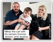  ??  ?? Mikey the cat with his owners Connor, Jenson, and Jessica.