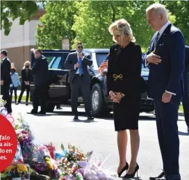  ?? ?? CONMOCIONA­DO. El presidente estadounid­ense Joe Biden se mostró triste al visitar a los familiares de las víctimas de la matanza en Buffalo.