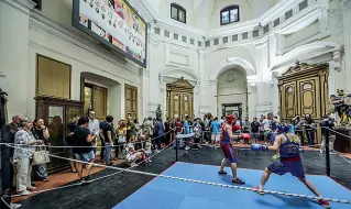  ??  ?? Il ring All’interno della chiesa una vera palestra; poi si cercherà una nuova sede