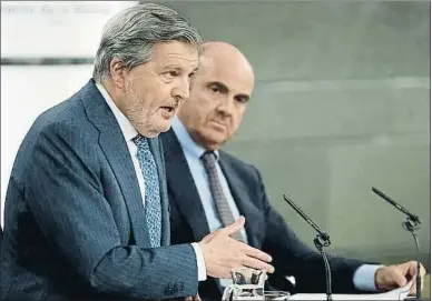  ?? DANI DUCH ?? Méndez de Vigo amb el titular d’Economia, Luis de Guindos, ahir després del Consell de Ministres