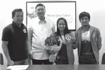  ?? PSC ?? HERE COMES JOY. From left, Philippine Sports Institute (PSI) national training director Marc Edward Velasco, Philippine Sports Commission Chairman William I. Ramirez, Southeast Asian Games women's marathon champion Mary Joy Tabal and her coach John...