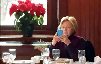  ??  ?? La solitaria colazione di Hillary Clinton ieri mattina alla Mohonk Mountain House, nello Stato di New York.