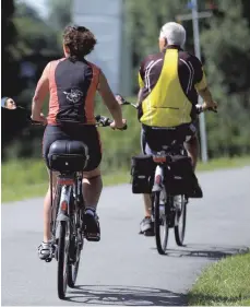  ?? SYMBOLFOTO: JENS BÜTTNER/DPA ?? Nicht nur für Freizeitra­dler soll das Radwegenet­z im Landkreis Lindau verbessert werden: Auch im Alltag wollen immer mehr Menschen das Rad nutzen für ihre Wege zur Arbeit oder zum Einkaufen.