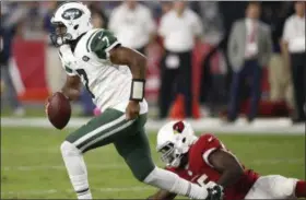  ?? ROSS D. FRANKLIN — ASSOCIATED PRESS ?? Jets quarterbac­k Geno Smith scrambles as Cardinals nose tackle Rodney Gunter defends during second half of New York’s loss to Arizona.