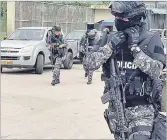  ?? ?? Tras varias horas de un operativo militar y policial en la Cárcel 4 de Guayaquil, Richard Vaca, comandante de la Policía de la Zona 8, dijo que se desconoce dónde está el cabecilla de los Choneros.