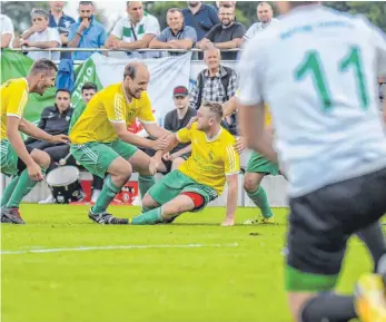  ?? FOTO: FLORIAN WOLF ?? Schießt seine Mannschaft im Alleingang in Runde zwei der Relegation zur Fußball-Bezirkslig­a: Pascal Rasch (Dritter von links) vom SV Eglofs.