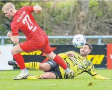  ?? FOTO: THOMAS WARNACK ?? Hohentenge­ns Angreifer Lukas Stützle (vorne) wird in dieser Szene von Rico Peter gestoppt.