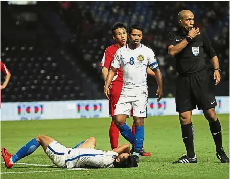  ??  ?? Down and out: Malaysia captain Safiq Rahim (centre) reacting at the end of the 2019 Asian Cup qualifying Group B match against North Korea at the I-Mobile Stadium in Buriram, Thailand, yesterday. North Korea won 4-1. — NAIM MAHAMUD / www.asiana.my