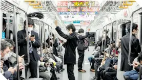  ?? / FOTO: AFP ?? En el transporte público de Japón se respetan las medidas.