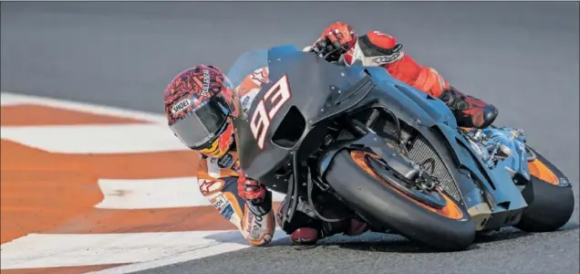  ?? ?? Marc Márquez prueba la Honda de la próxima temporada durante los test posteriore­s al GP de Valencia en el circuito Ricardo Tormo de Cheste.