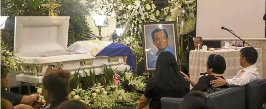  ?? —RICHARD A. REYES ?? LAST RESPECTS The wake of former Senate President Aquilino “Nene” Pimentel Jr. is being held at Heritage Memorial Park in Taguig City. In photo (at far right) are his wife, Lourdes de la Llana, and son, Sen. Aquilino “Koko” Pimentel III.