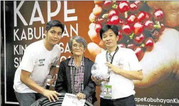  ?? PHILIPPINE DAILY INQUIRER ?? The foundation gave out garden hoses and fertiliser­s to lucky raffle winners.