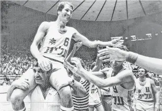  ?? On the Map ?? Team captain Tal Brody is carried off the court after leading upstart Maccabi Tel Aviv to victory over the heavily favored Russian Red Army team in the semifinals of the 1977 European Cup basketball tournament. The documentar­y “On the Map,” showcasing...