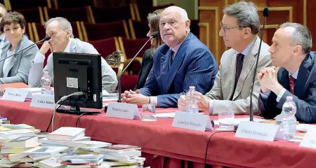  ??  ?? Giuria Da destra: Lorenzo Tomasin, Piero Luxardo (presidente Comitato Gestione), Carlo Nordio, Roberto Vecchioni (Bergamasch­i)