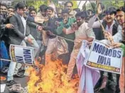  ?? AFP PHOTO ?? Congress supporters shout slogans as they burn an effigy of Nirav Modi in New Delhi on Saturday.