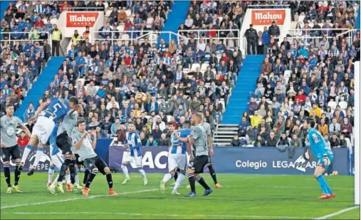  ??  ?? CABEZAZO CERTERO. Mantovani marcó con la cabeza el segundo gol del partido, tras un centro de Szymanowsk­i.