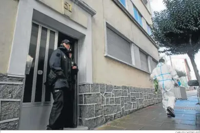  ?? CARLOS CASTRO (EP) ?? Un agente de Policía Nacional en la puerta de la vivienda de la víctima en Lugo.