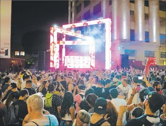  ?? Photograph­s by Michael Owen Baker For The Times ?? FANS crowd the downtown festival to dance and have a good time Saturday during a set by Destructo, the DJ alter ego of the music festival’s promoter, Gary Richards.