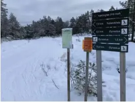  ??  ?? SKILT: Løypene er godt skiltet. Her på Nøklinghei 310 moh.