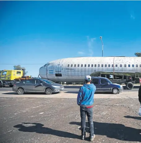  ??  ?? El Boeing 737 sorprendió a cientos de personas durante su recorrido entre Ezeiza y La Plata