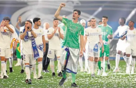  ?? // EP ?? Courtois, durante la celebració­n de la Liga de Campeones en el Bernabéu