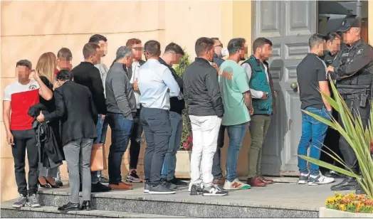  ?? ERASMO FENOY ?? Varios acusados hacen cola para entrar en la sede algecireña de la Audiencia Provincial.