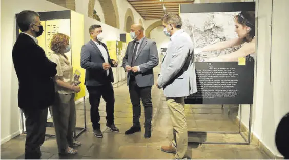  ?? FRANCISCO GONZÁLEZ ?? Francisco Sánchez, Alba Doblas, Juanmi Baquero, Antonio Ruiz y Ramón Hernández, durante la inauguraci­ón de la exposición.